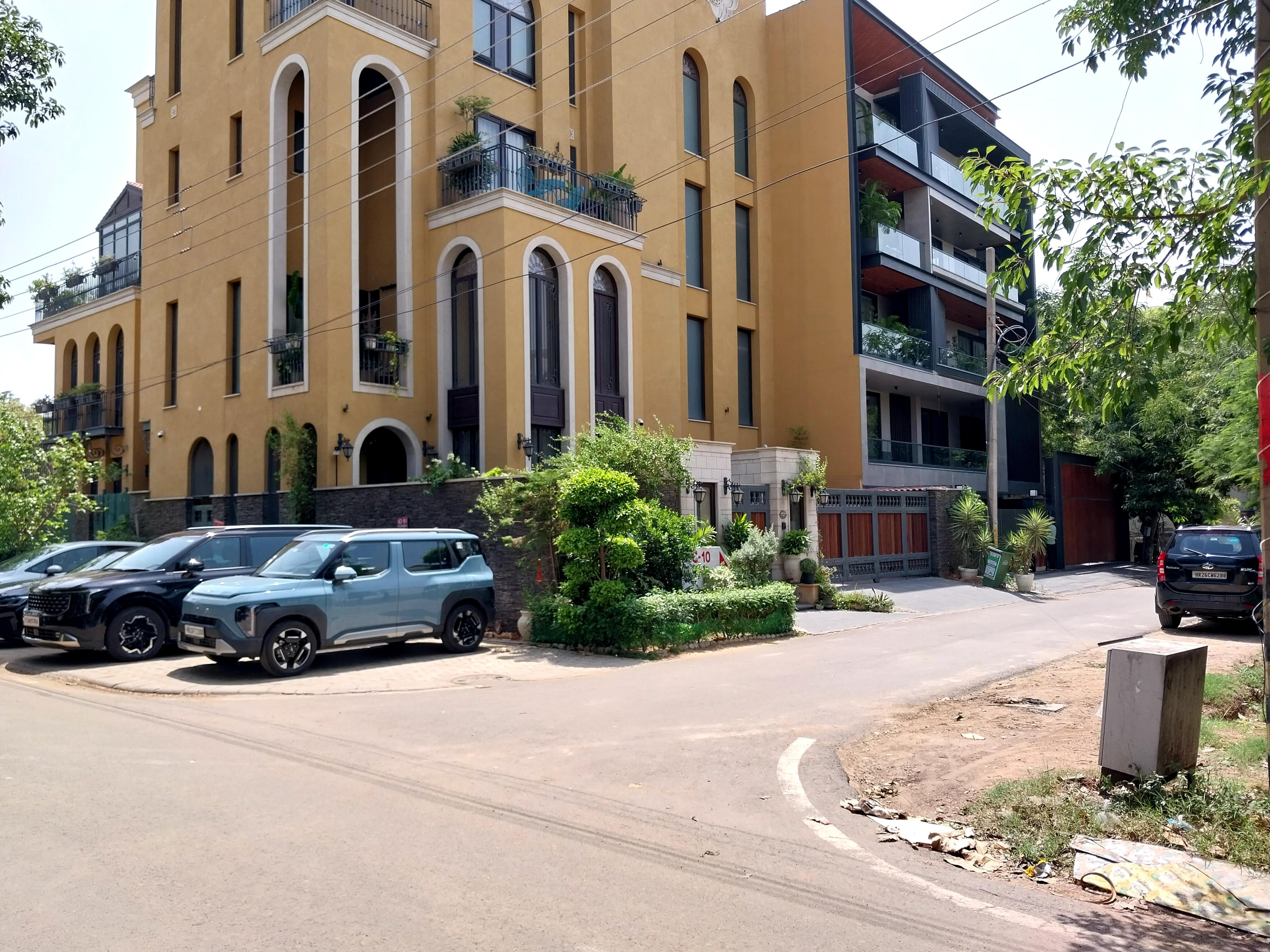Independent Floors at DLF City Phase 1 and 3