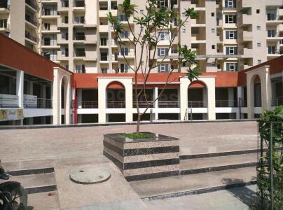 Paramount Florence Plaza Entrance